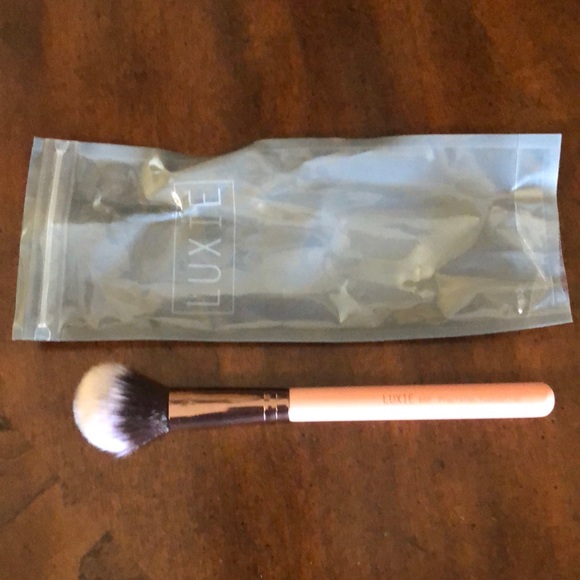 🆕 Luxie Precision Foundation Brush - Picture 1 of 2
